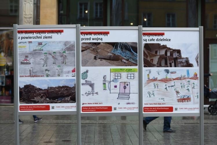 Na wrocławskim Rynku ruszyła wystawa rysunków dzieci z Aleppo [ZOBACZ ZDJĘCIA]