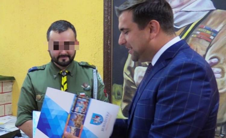Szef lokalnego sztabu WOŚP podprowadził paczkę z markowymi ubraniami