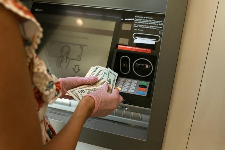 Wykorzystał kody BLIK i wypłacał pieniądze z bankomatów. Oszust zatrzymany