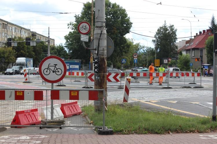 Koniec remontu torowiska na dużym skrzyżowaniu. Wracają tramwaje [ZDJĘCIA]
