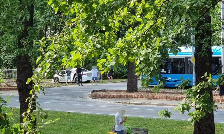Wrocław: Wypadek na Biskupinie. Taksówka blokowała torowisko [ZDJĘCIA]