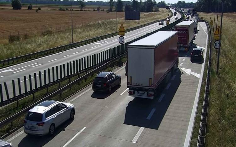 Wrocław: Korki na autostradzie A4. Samochód uderzył w bariery, a później zderzyły się dwa auta