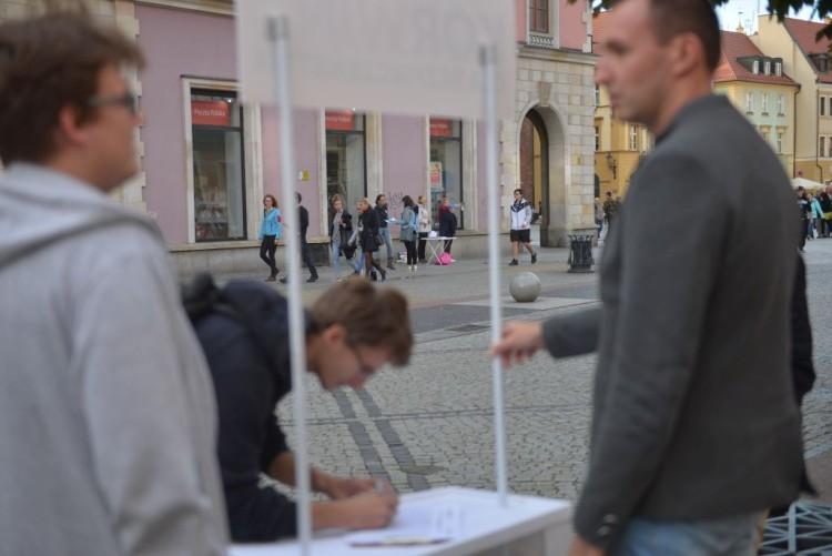 Wrocław: prawica i lewica zbierają podpisy na tym samym skrzyżowaniu [ZDJĘCIA]