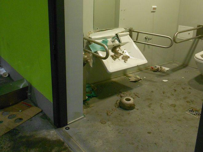 Zdemolowane toalety dla kibiców gości na Stadionie Miejskim już po remoncie 