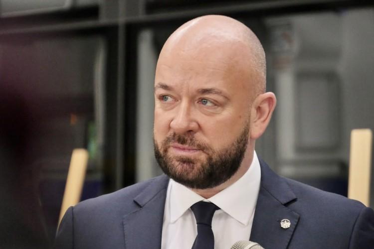 Sutryk ogłosił, że zrezygnował z rad nadzorczych. Nie dodał, że musiał to zrobić
