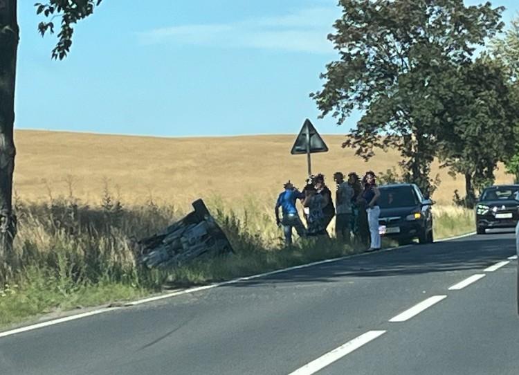 Wypadek w Marcinowicach koło Świdnicy. Samochód wpadł do rowu