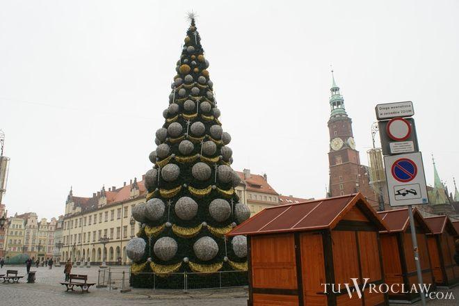 Choinka na Rynku jeszcze nie świeci a obcokrajowcy już zdążyli ją zniszczyć