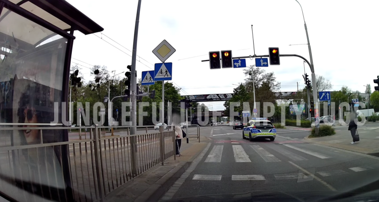 Rozpędzony radiowóz przejechał na czerwonym świetle. Policjant miał pecha. Został nagrany