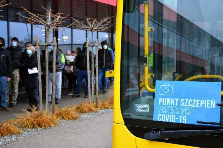 Szczepienia na jarmarku i przed centrami handlowymi. Gdzie jest Szczepciobus? [18-19.12.2021]