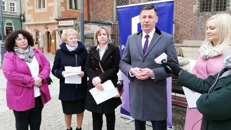 Nie dla indoktrynacji we wrocławskich szkołach. Rusza zbiórka podpisów pod projektem uchwały