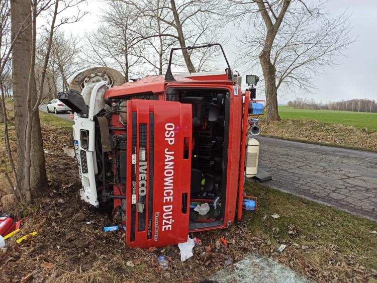 Groźny wypadek wozu strażackiego na Dolnym Śląsku. Czterej strażacy ranni