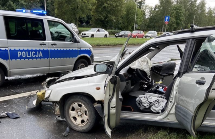 Uciekał policji i doprowadził do groźnej kolizji. Dzień wcześniej stracił prawo jazdy [WIDEO]