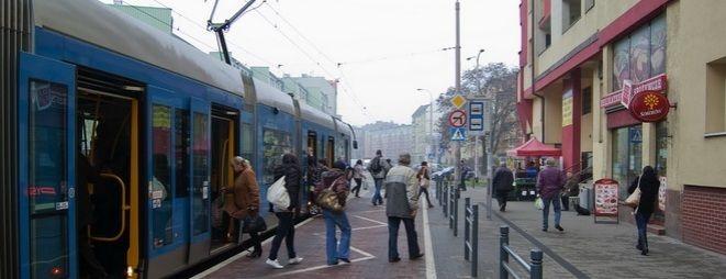 MPK chce ograniczyć odjazdy z przystanków przed czasem. Kierowcy i motorniczowie pod lupą