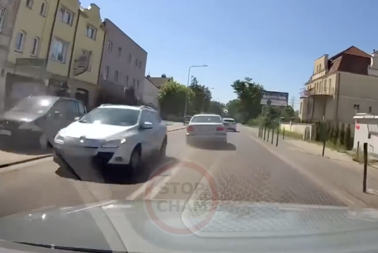 Pijany kierowca bmw staranował auta we Wrocławiu. Jest nagranie z wypadku