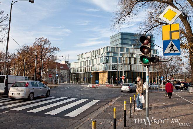 Światła na rondzie Powstańców Śl. znów działają. Pomogą pieszym, nie komunikacji