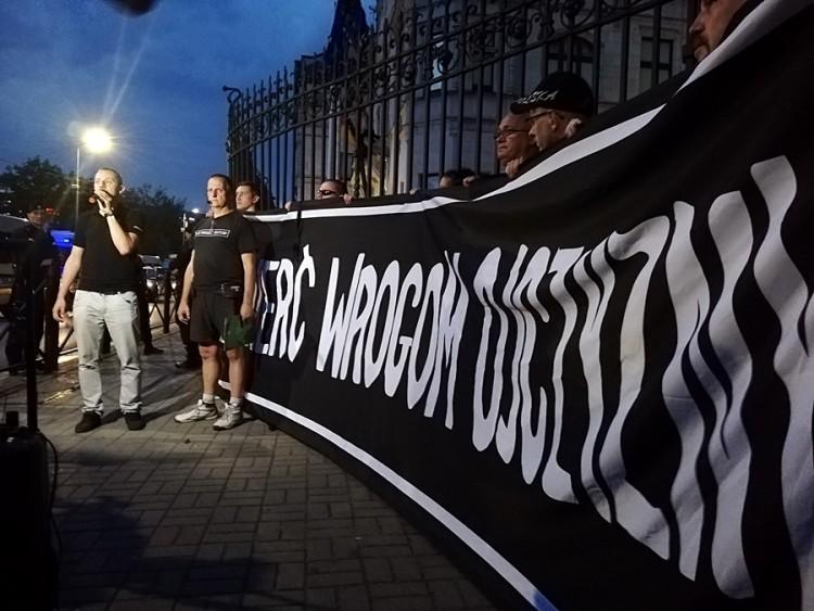 Manifestacja pod konsulatem Niemiec. „Potomkowie Hitlera nie chcą wypłacić nam reparacji” [ZDJĘCIA, WIDEO]