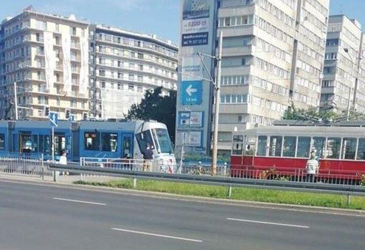 Wykolejenie zabytkowego tramwaju zablokowało plac Strzegomski