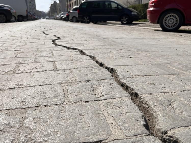 Wrocław: Skąd pęknięcia na ul. Stalowej? Urzędnicy przeprowadzili kontrolę