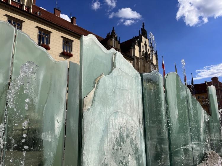 Wrocław: Fontanna na Rynku do remontu. Ktoś rozbił jej szklane płyty