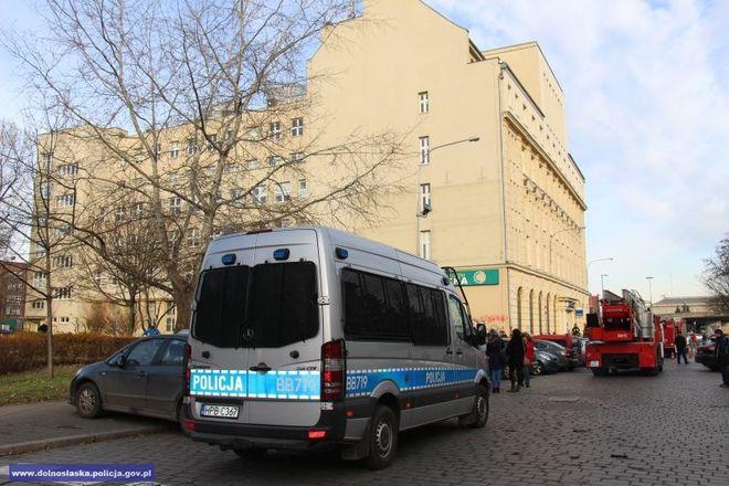 Dym w przychodni w centrum Wrocławia. Na miejsce zjechały wszystkie służby, ewakuowano ponad 100 osób [ZDJĘCIA]
