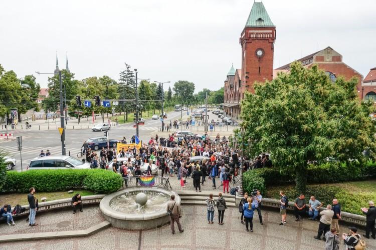 Kolejny dzień protestu na UWr. Pikieta solidarnościowa pod uczelnią [ZDJĘCIA]