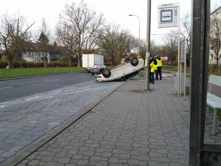 Dachowanie samochodu na alei Wiśniowej. Starszy mężczyzna w szpitalu