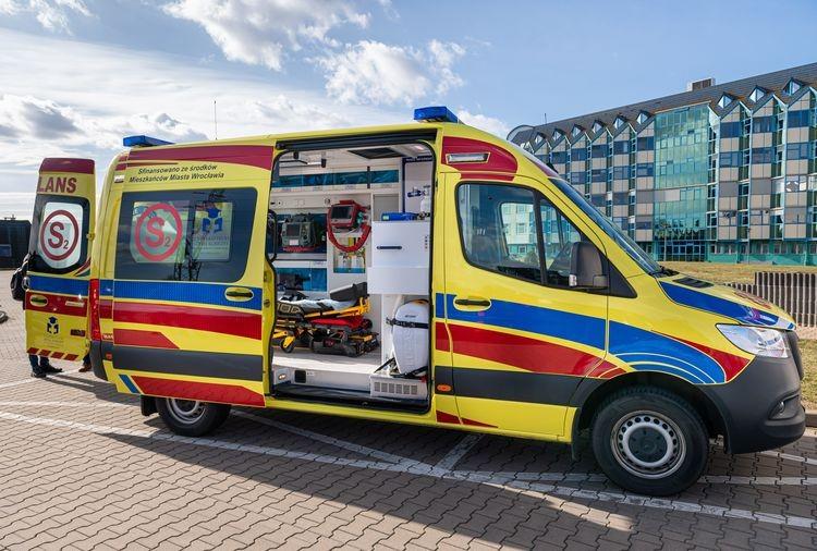 Wrocław ma nową karetkę. To mobilny punkt szczepień. Zobaczcie zdjęcia