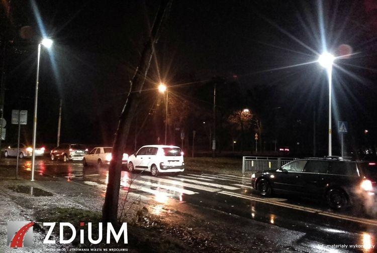Więcej światła przy przystankach i przejściach dla pieszych. Tu do końca roku staną nowe latarnie [LOKALIZACJE]