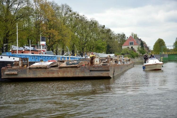 Gigantyczna rzeźba już płynie na wyspę Daliową [ZOBACZ ZDJĘCIA]