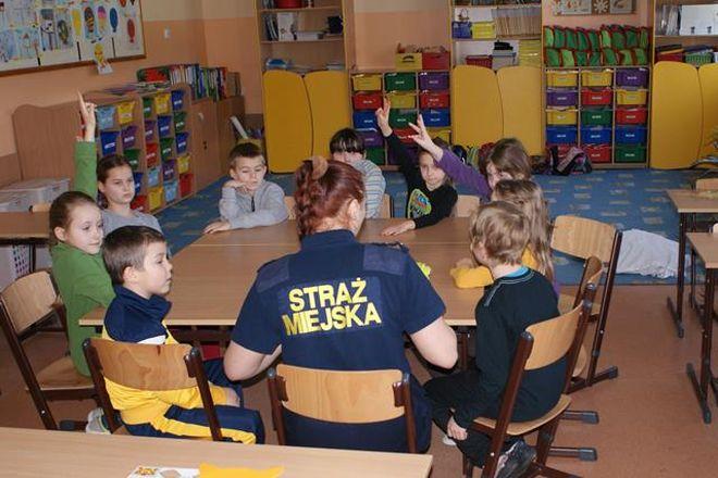 Wrocławscy strażnicy miejscy w czasie ferii spędzają czas z dziećmi