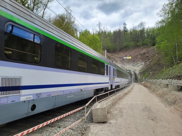 Specjalna maszyna drąży tunel kolejowy na trasie Wrocław - Jelenia Góra