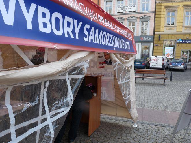 W nocy zdemolowano namiot informacyjny PiS-u