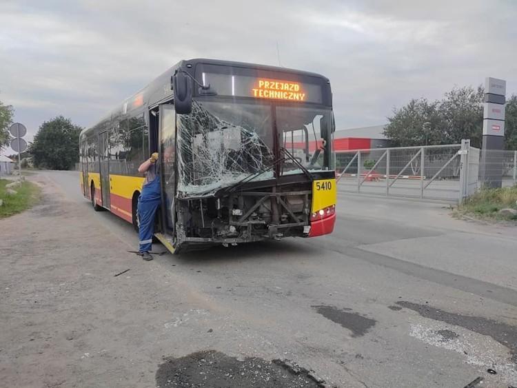 Wrocław: Czołowe zderzenie autobusu MPK z samochodem. Zawiniła pszczoła? [ZDJĘCIA]