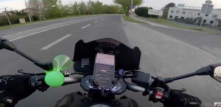 Motocyklista zderzył się z osobówką. Tak wyglądał wypadek [WIDEO]