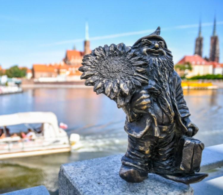 We Wrocławiu wciąż przybywa krasnali, ale jeden zdecydował się wyjechać… do Warszawy