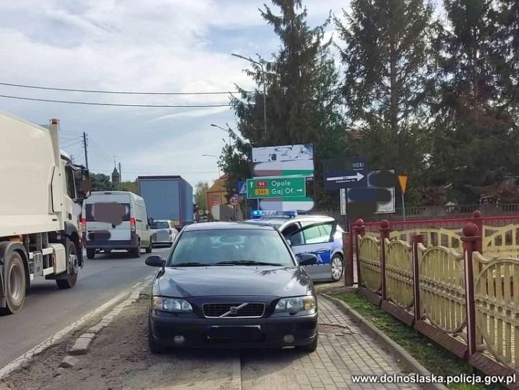 Cwaniak chciał ominąć korek. Miał pecha. W sznurze aut stał radiowóz