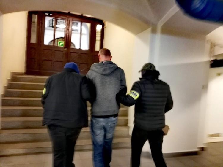 Areszt dla nożownika z Marszu Równości. Przyjechał tu z Pomorza z siedmioma zestawami noży kuchennych