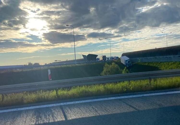 Wrocław: Ciężarówka przebiła barierki na AOW i spadła na nasyp. Kierowca ranny