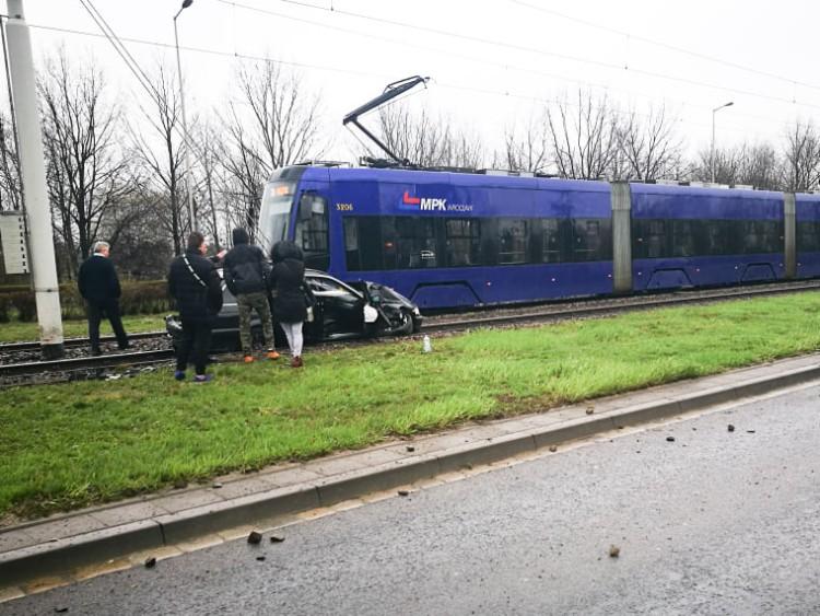 Zderzenie tramwaju z BMW na Lotniczej. Samochód na torowisku [ZDJĘCIA]