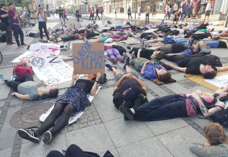 „Prawda jest krwawa”. Protest na leżąco [ZDJĘCIA]