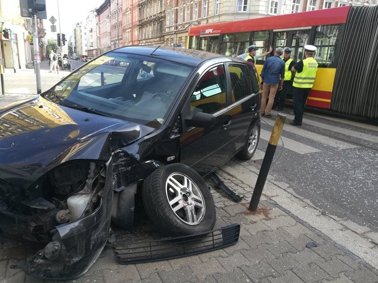 Wypadek autobusu z samochodem na Nadodrzu. Kierowca MPK ranny