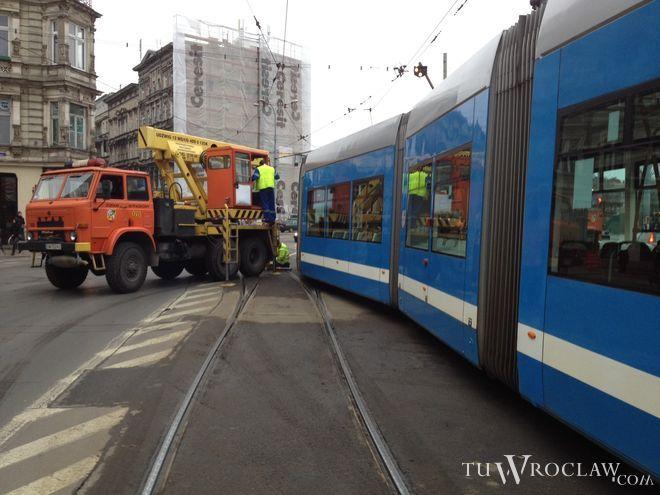 Wykolejenie tramwaju w centrum Wrocławia. Przez godzinę mnóstwo zmian w komunikacji miejskiej