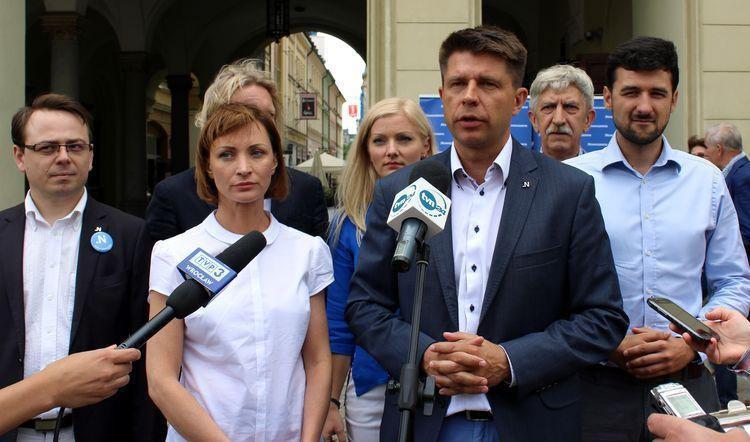 Petru zawiesił posłankę, bo nie odpisała mu na SMS-a
