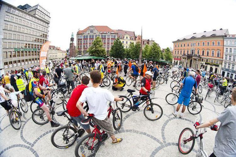 Stu rowerzystów przejedzie przez Wrocław (UTRUDNIENIA DLA KIEROWCÓW)