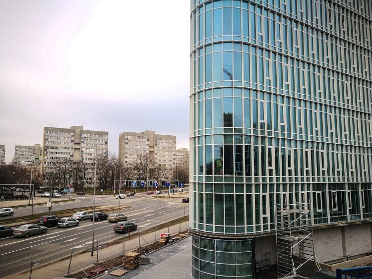 Szklana fasada nowego biurowca już gotowa. Robi wrażenie! [ZDJĘCIA]