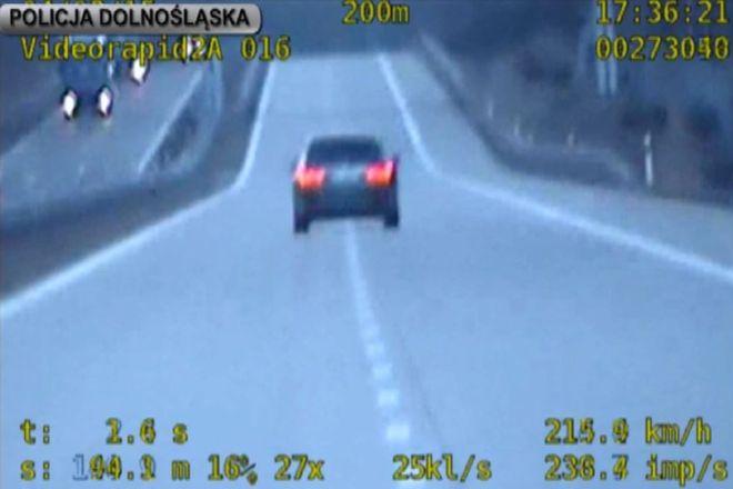 Gnał swoim BMW ponad 210 km/h autostradą z Wrocławia w stronę granicy. Policjanci zabrali mu prawo jazdy i...