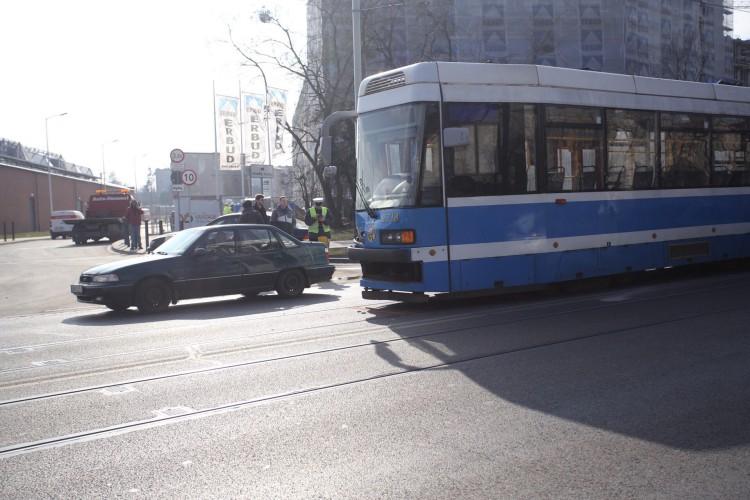 Tramwaj wykoleił się w tym samym miejscu, gdzie godzinę wcześniej miał stłuczkę [ZDJĘCIA]