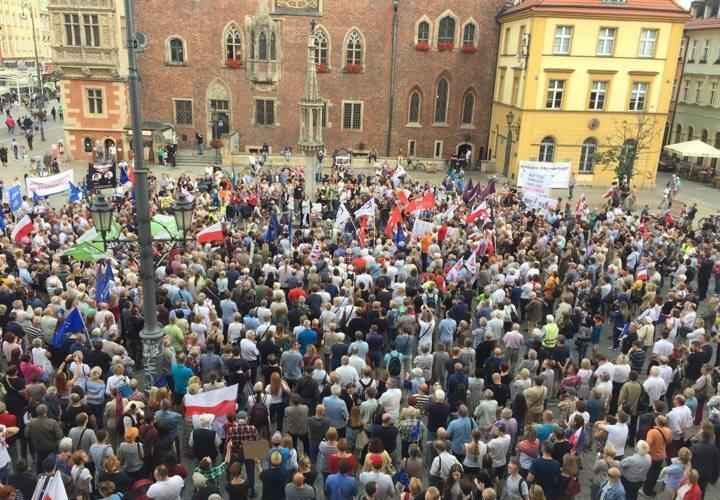 Kilkaset osób na wrocławskim Rynku. 