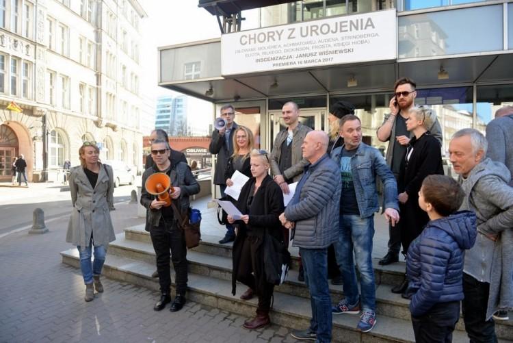 Przeciwnicy Morawskiego „świętowali” przed Teatrem Polskim [ZOBACZ ZDJĘCIA]