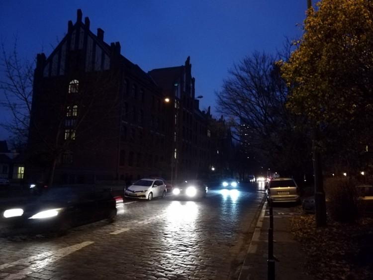 Ciemności na Kruczej i Beyzyma. Dlaczego od kilku tygodni nie działają lampy uliczne? [ZDJĘCIA]